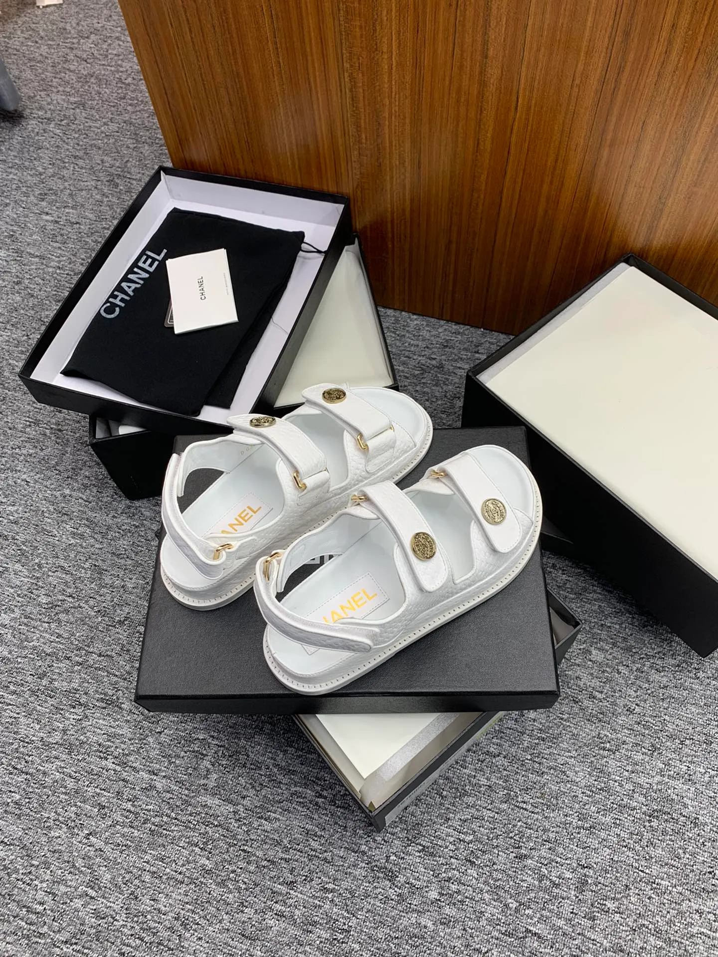 👟👟Ex-factory price 480👟👟 👑Crown👑Top purchasing version✈️ CHANEL Xiaoxiang 2022 spring and summer latest season double C Velcro casual sandals! Summer beach sandals 🏖️! A sandal that is super comfortable on your feet! A must-have classic! ✊Adhere to the original 1:1 mold customization! Feel free to compare! Give you a genuine foot feel! The first choice for high-end customers to purchase ❤️ [Material] 👑 Fabric: Original customized pebbled cowhide/satin buckle 👑 Lining: Original imported water-dyed sheepskin 👑 Outsole: Original open-molded genuine leather outsole [Number of yards] 35-41 (⚠️34/41 needs to be customized, non-refundable and non-exchangeable) [Packaging] 🎁Configured with original packaging